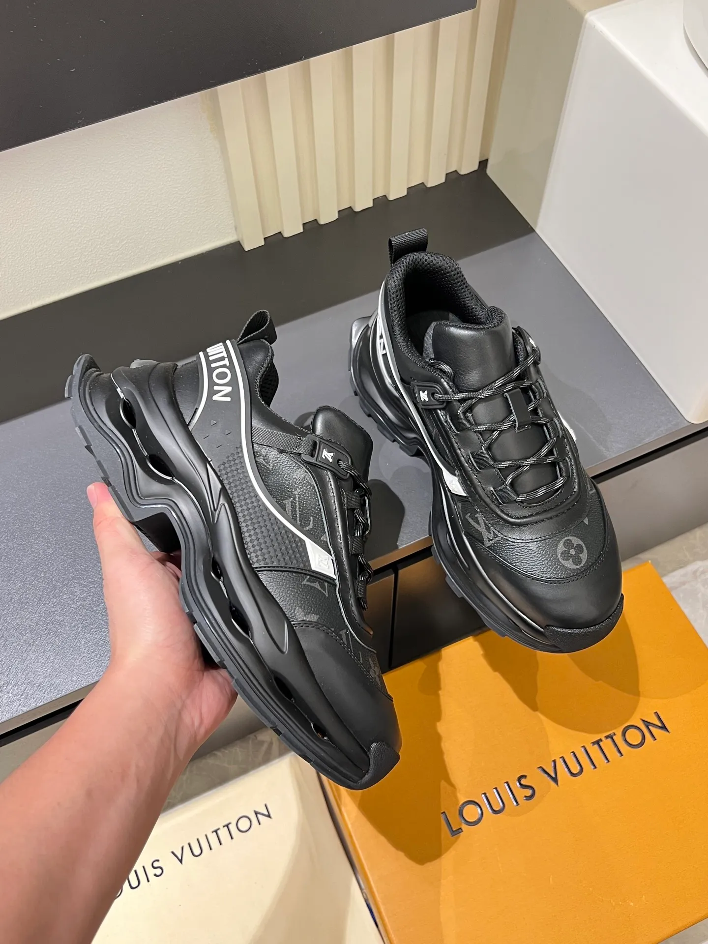 p600 "LOUI* VUITTO*" popular men's casual shoes, genuine development in Italy 💯Purchasing level quality ✔️The upper is made of first-layer cowhide, comfortable and soft sheepskin feet ⚡️ Fashionable and versatile, the toe last shape is firm and full, the soles are made from original LV molds and can be freely entered and exited the counter. Light and comfortable on the feet~Purely handmade, details determine quality! Size:39-44!